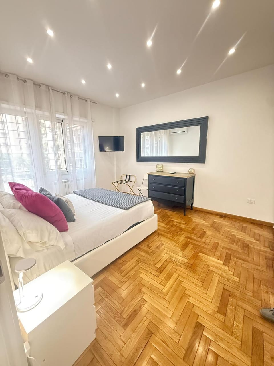 Bed, TV and multimedia, Bedroom