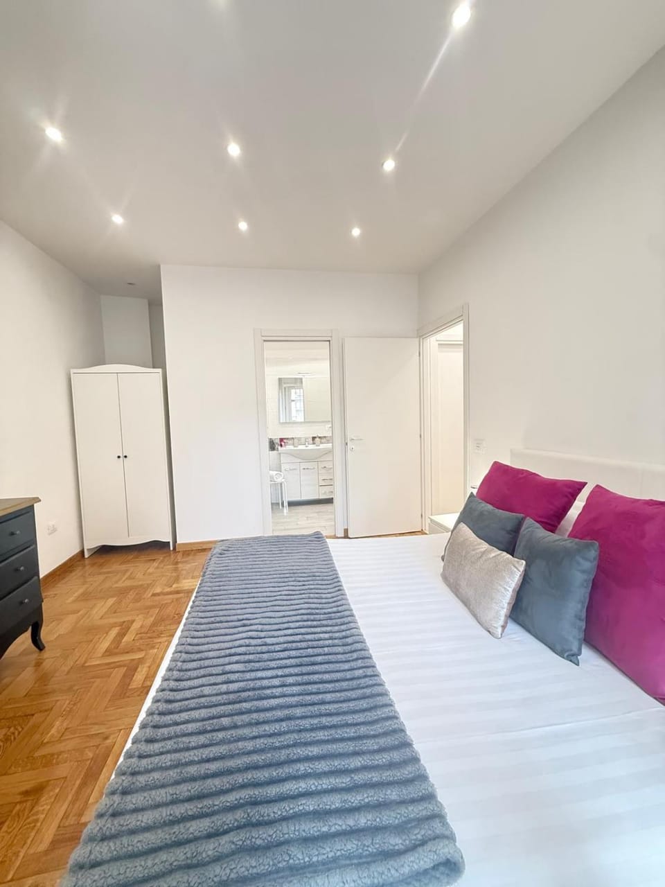 Shower, Toilet, Bed, Bedroom, locker