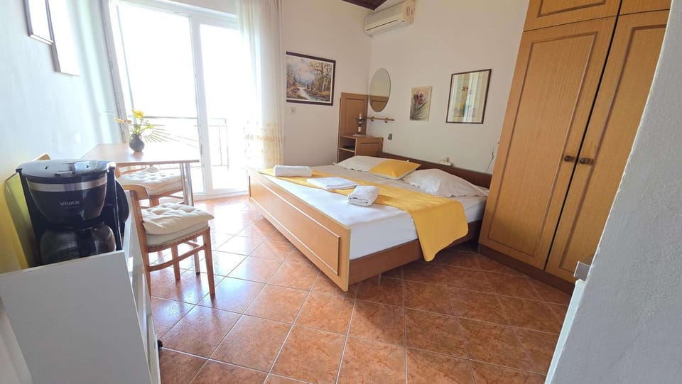 Bed, Bedroom, wardrobe, air conditioner