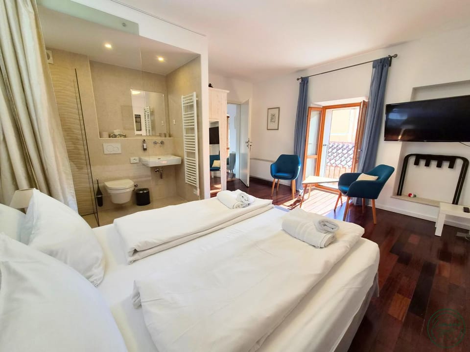 Bed, Bathroom, TV and multimedia, Photo of the whole room, Bedroom, towels