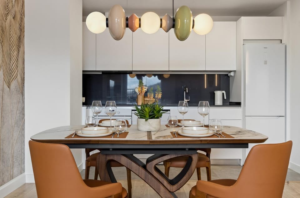 Kitchen or kitchenette, Dining area