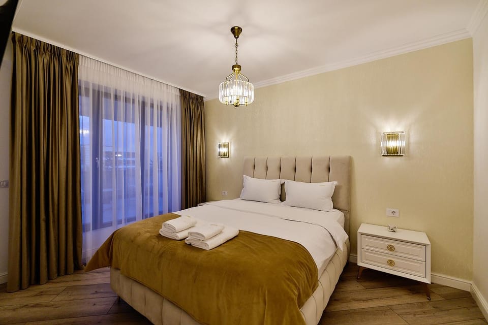 Bed, Bedroom, towels