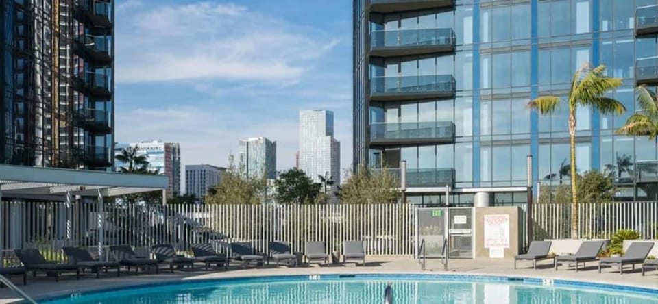 Luxury 2BR High-Rise with Rooftop Pool next to Convntn Centr Apartment in Los Angeles