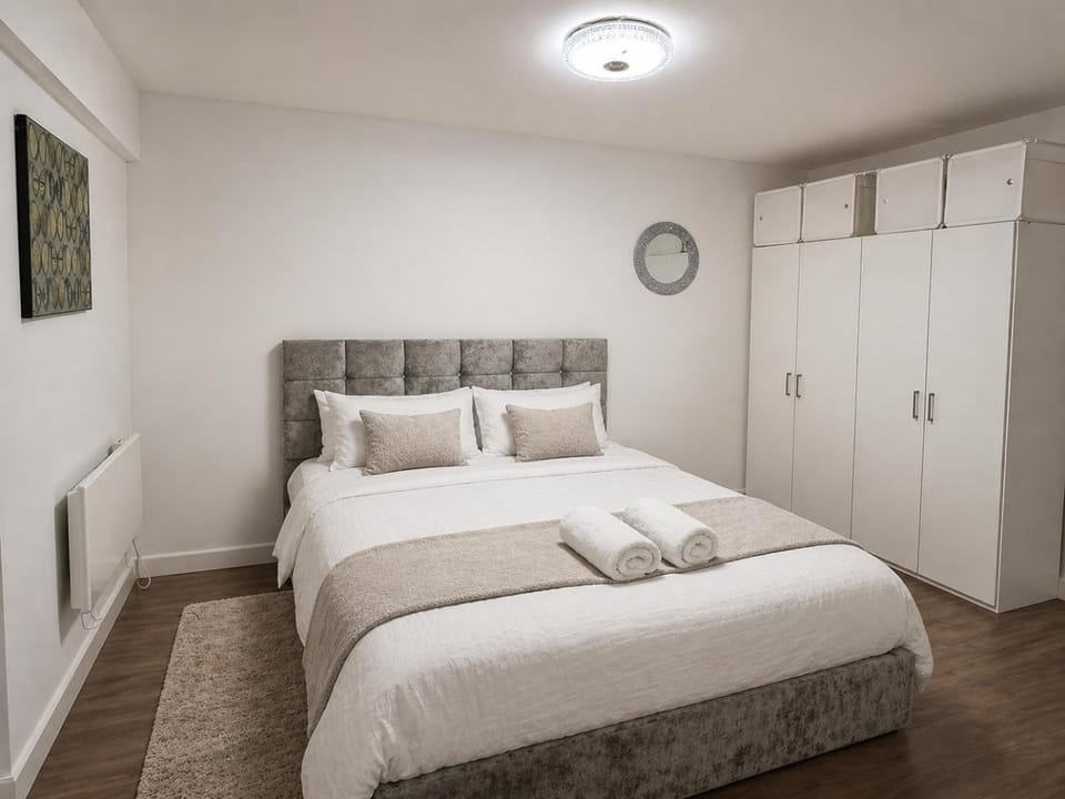 Bed, Bedroom, towels, towels, wardrobe