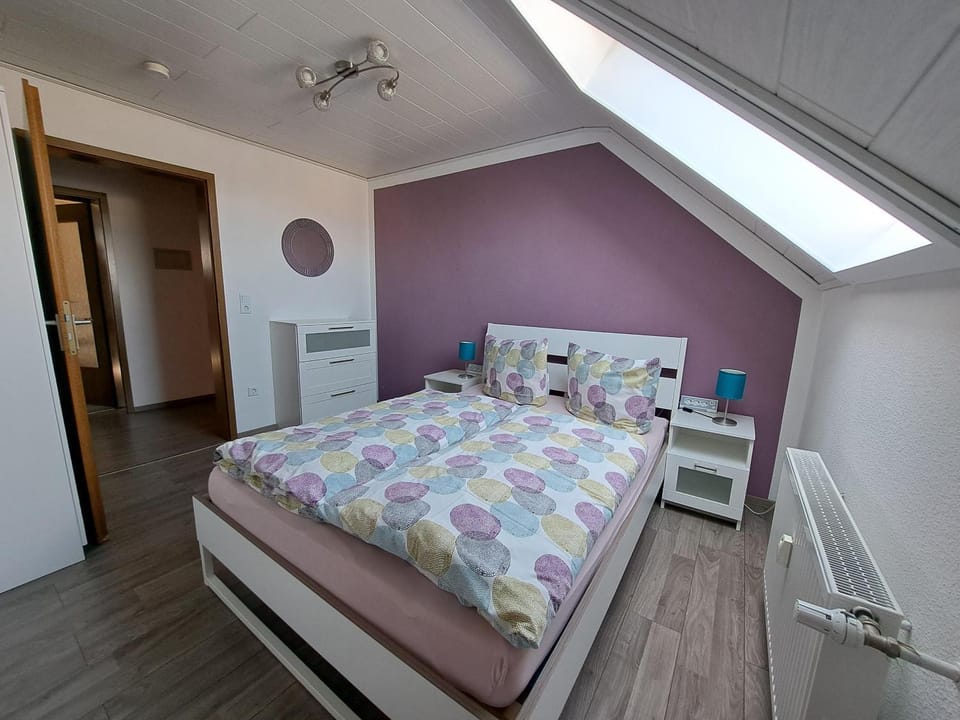 Photo of the whole room, Bedroom