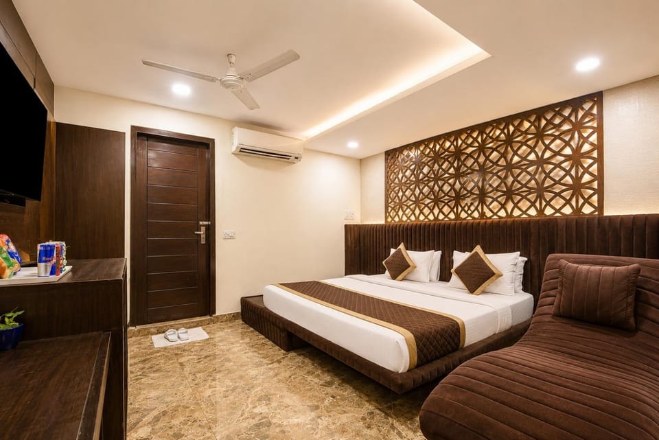 Bed, TV and multimedia, Living room, Photo of the whole room, Seating area, Bedroom, fireplace, wardrobe, air conditioner