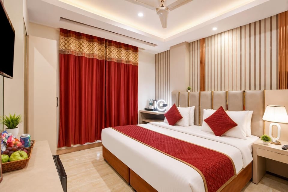 Communal lounge/ TV room, Bed, TV and multimedia, Living room, Photo of the whole room, Seating area, Evening entertainment, Bedroom