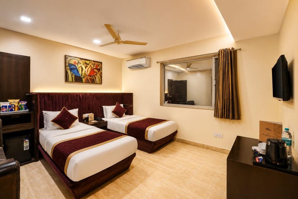 Bed, TV and multimedia, Kitchen or kitchenette, Photo of the whole room, Seating area, Bedroom, fireplace