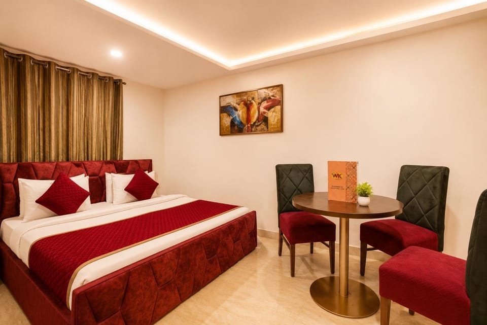 Bed, Living room, Photo of the whole room, Seating area, Bedroom