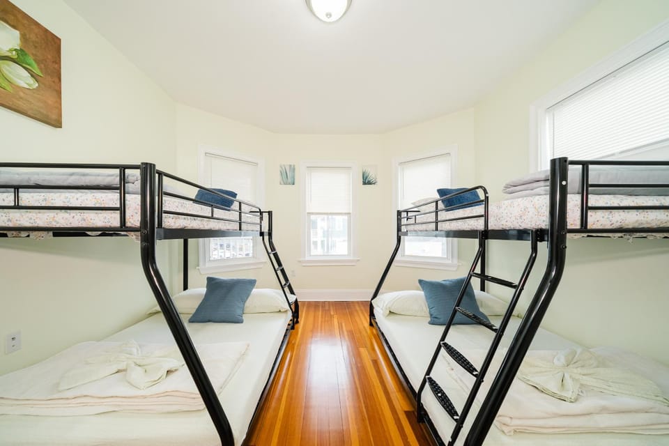 Inviting 4BR Boston Apt - Kid Friendly - Near I-95 & Free Parking 90-2 Apartment in Quincy