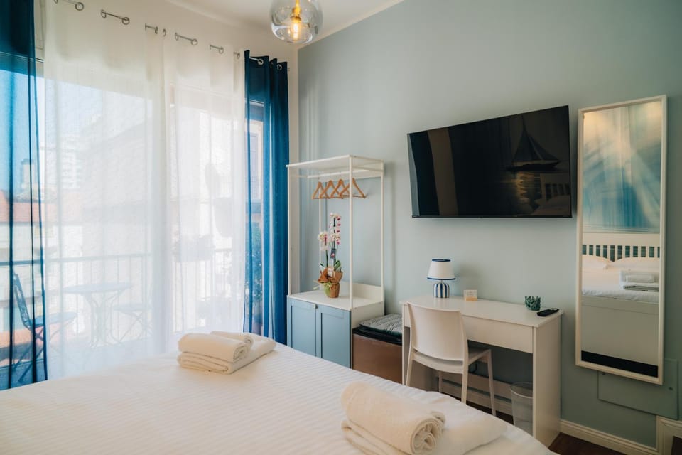 TV and multimedia, Photo of the whole room, minibar