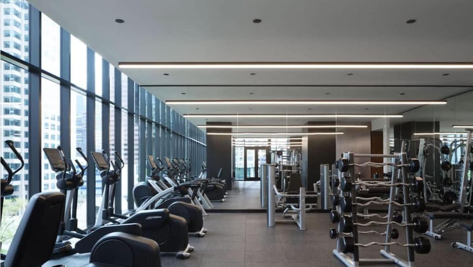 Modern 2BR High-rise with Rooftop Pool close to Conv Center Apartment in Los Angeles