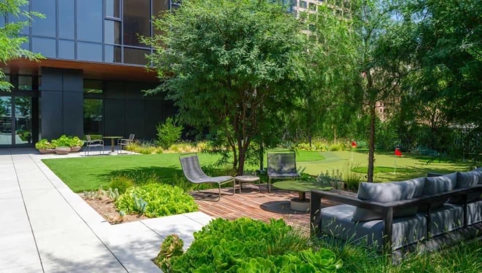 Modern 2BR High-rise with Rooftop Pool close to Conv Center Apartment in Los Angeles