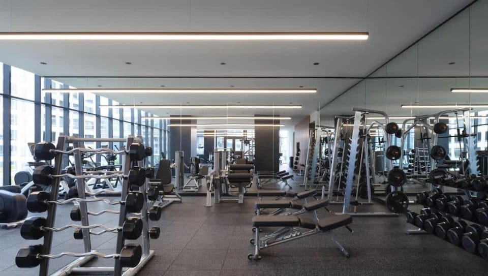 Modern 2BR High-rise with Rooftop Pool close to Conv Center Apartment in Los Angeles