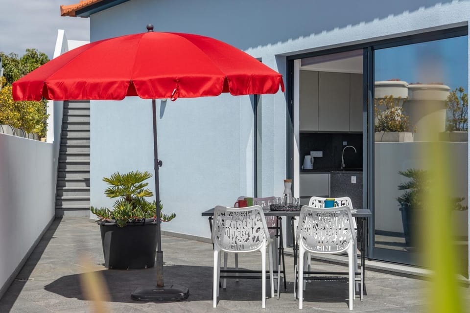Property building, Day, Balcony/Terrace, Dining area