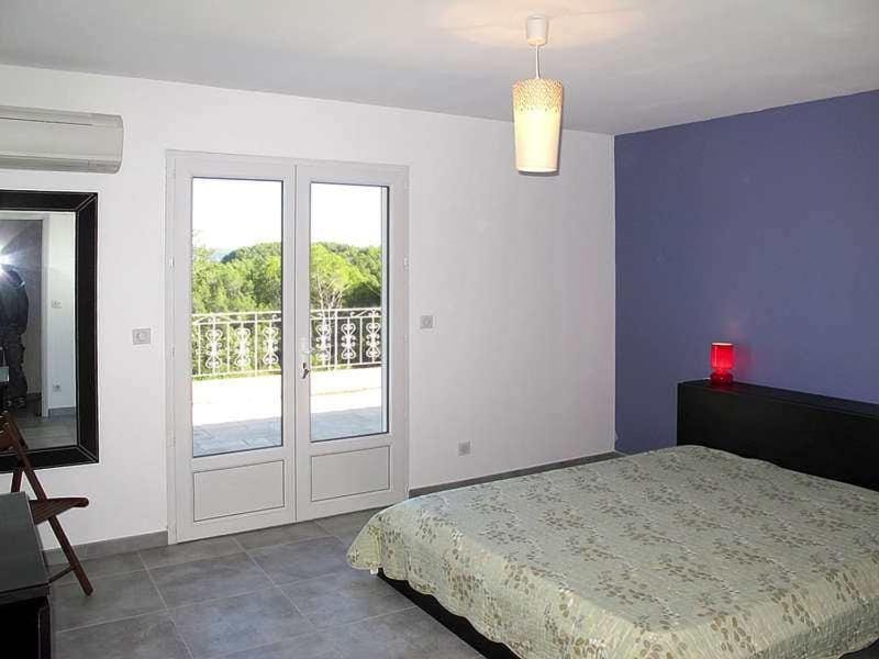 VAR Flayosc 16 sleeps 6 bedrooms Air conditioning Heated pool House in Flayosc