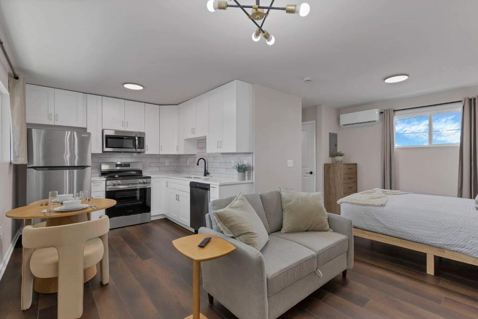 Bright New Studio Walkable Olde Town East Parking Apartment in Ohio