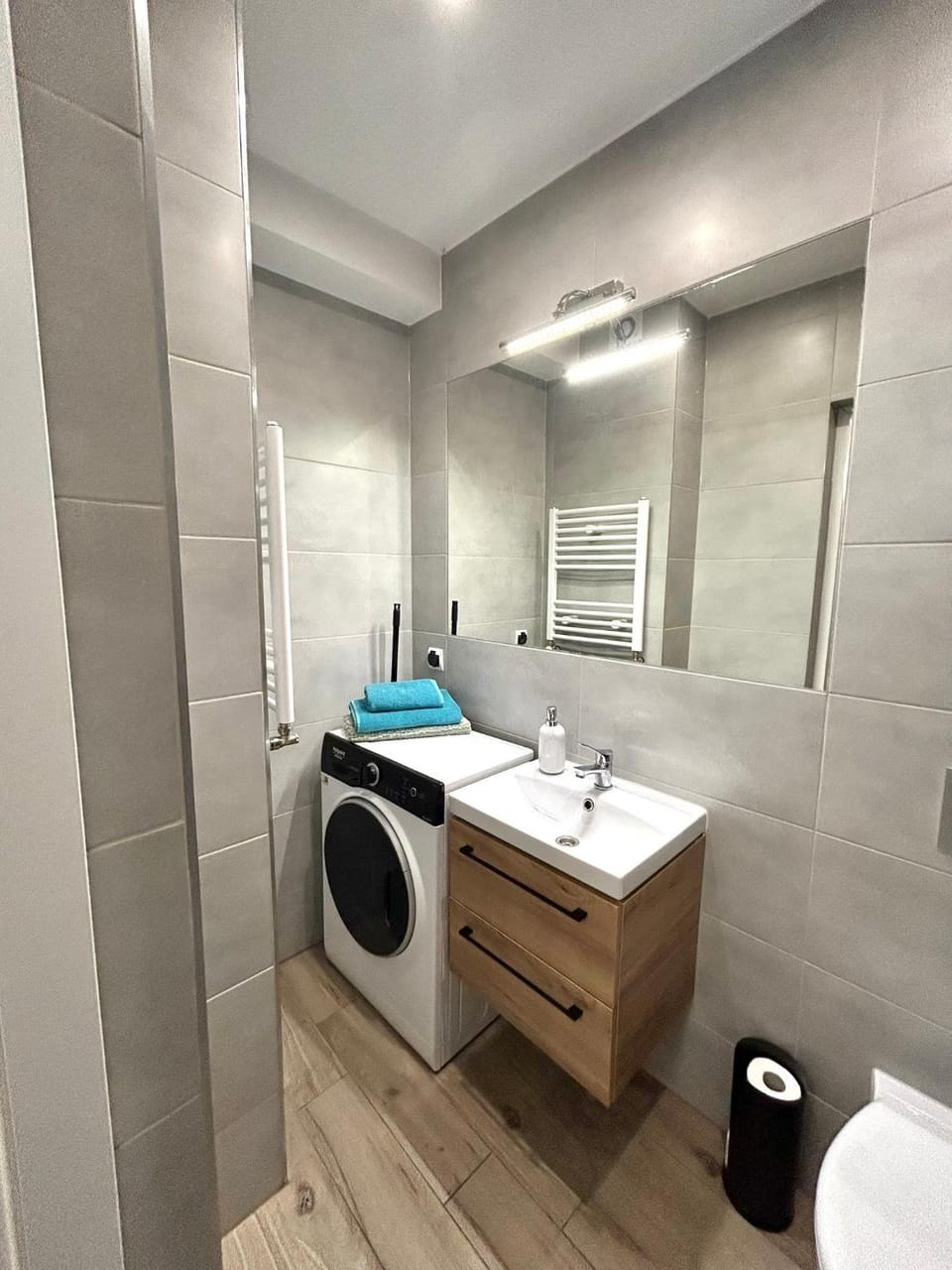 Bathroom, towels, washing machine