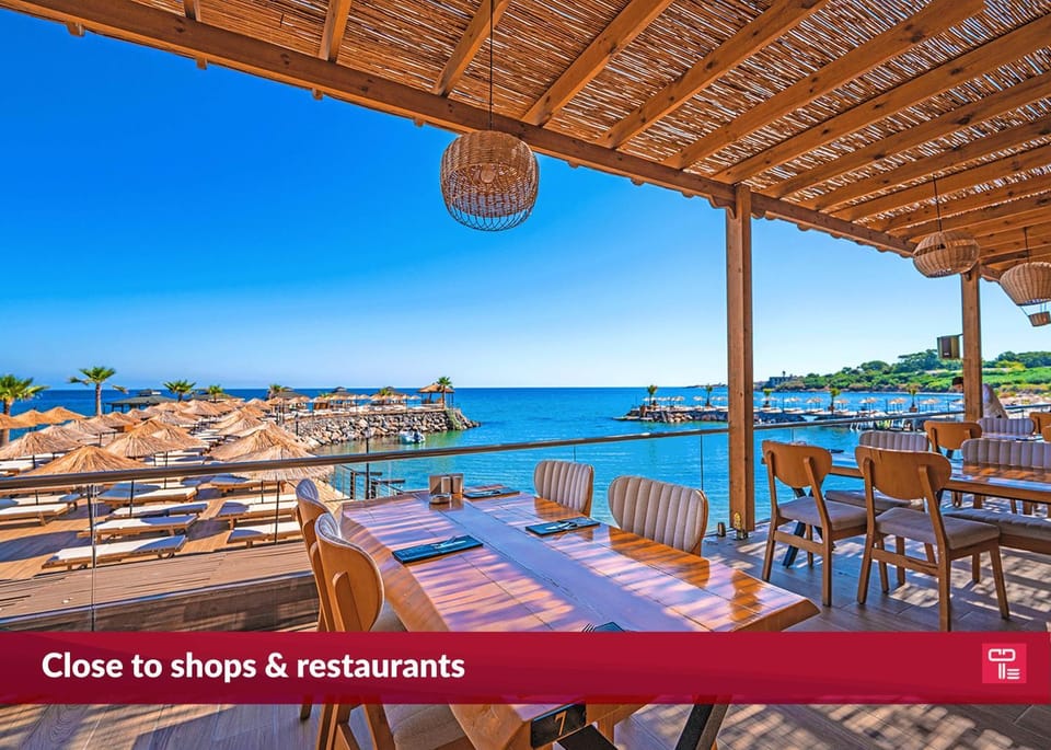 Restaurant/places to eat, Day, Natural landscape, Banquet/Function facilities, Sea view