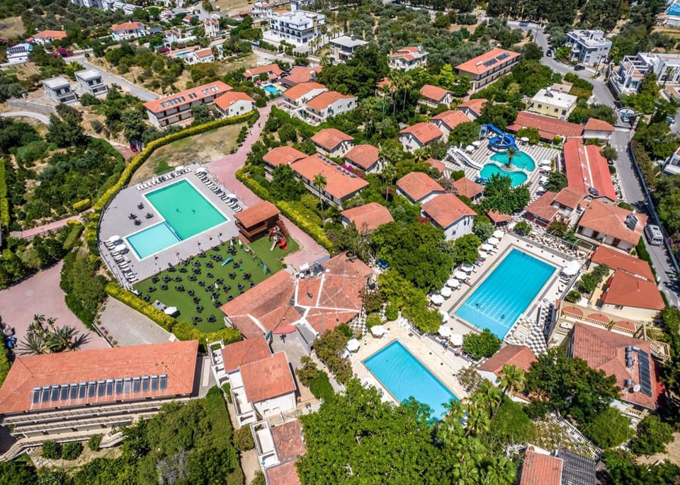 Property building, Day, Neighbourhood, Bird's eye view, City view, Pool view, Street view, Swimming pool, Location, sunbed