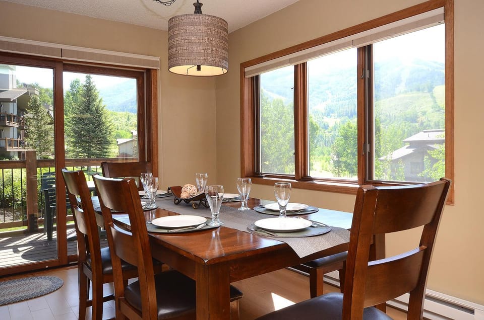 Day, View (from property/room), Dining area, Mountain view, furniture