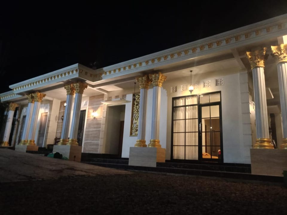 Villa Royal Alamanda Bed and Breakfast in East Java