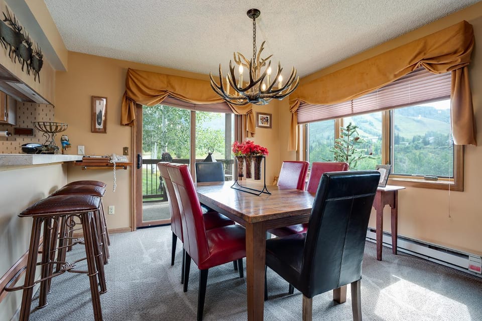 Day, View (from property/room), Kitchen or kitchenette, Seating area, Dining area, Mountain view, furniture, air conditioner
