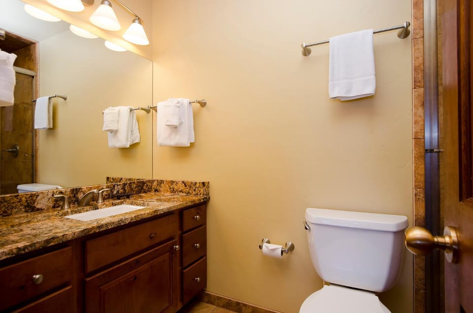 Toilet, Bathroom, towels