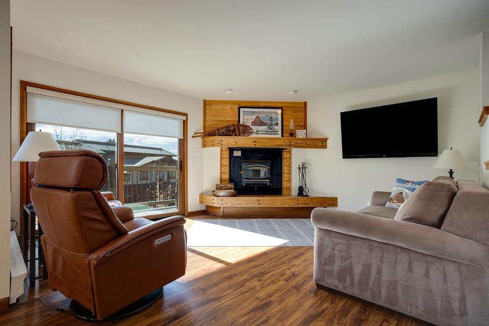 Bed, Day, TV and multimedia, View (from property/room), Living room, Seating area, fireplace, furniture