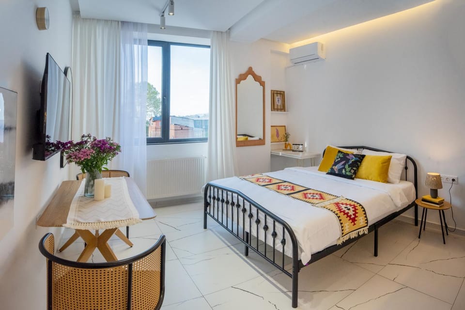 Bed, TV and multimedia, Photo of the whole room, air conditioner