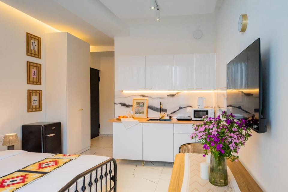Kitchen or kitchenette, Dining area