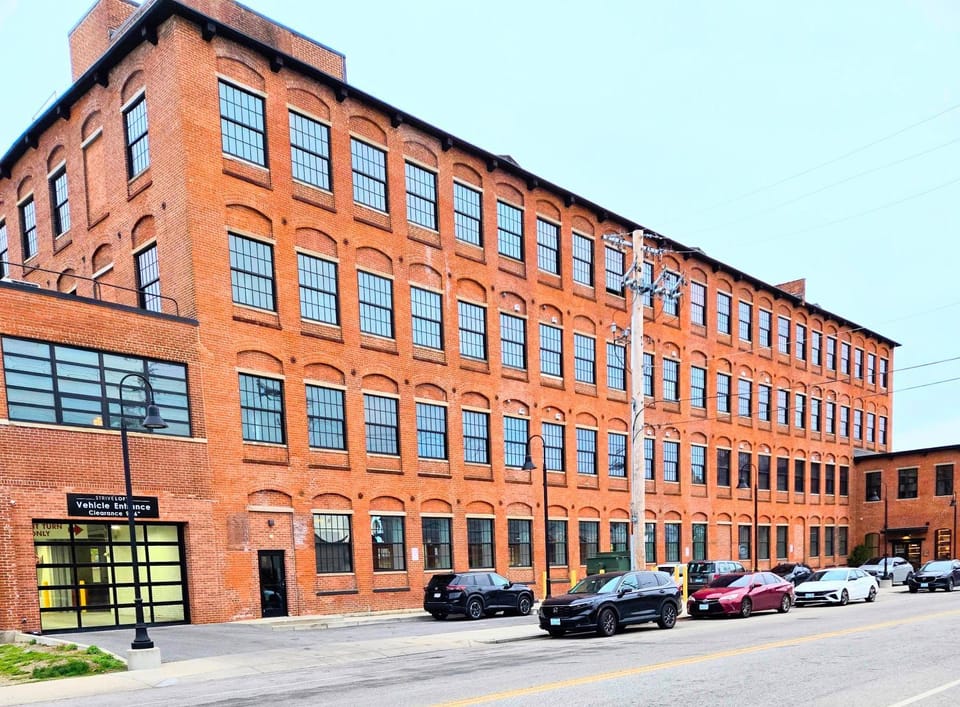 Historic Federal Hill 1Br Loft apt with onsite Gym and Barbershop Apartment in Providence
