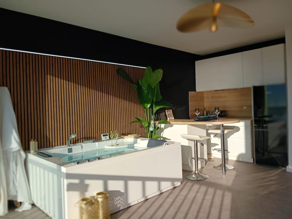 Hot Tub, Spa and wellness centre/facilities, Decorative detail, Bath, furniture, stove, VIP, kitchen