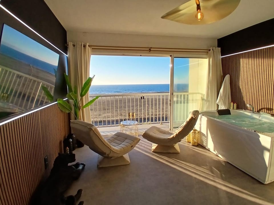 Hot Tub, TV and multimedia, Coffee/tea facilities, Balcony/Terrace, Living room, Spa and wellness centre/facilities, Spa and wellness centre/facilities, Beach, On site, Sea view, Sea view, Bath, hair dryier, internet, microwave, toaster, towels, VIP