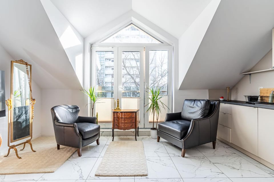 Kitchen or kitchenette, Living room, Seating area, Dining area