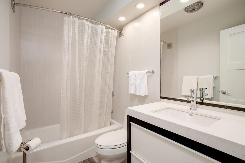 Shower, Toilet, Bathroom, Bath, towels