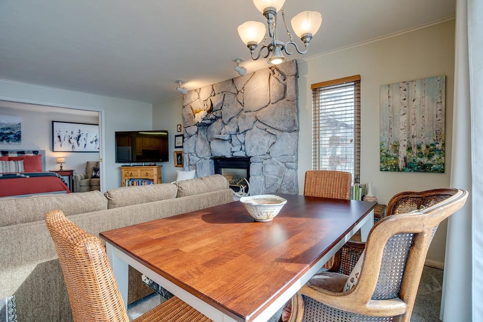 Bed, TV and multimedia, Living room, Dining area, Bedroom, fireplace, furniture