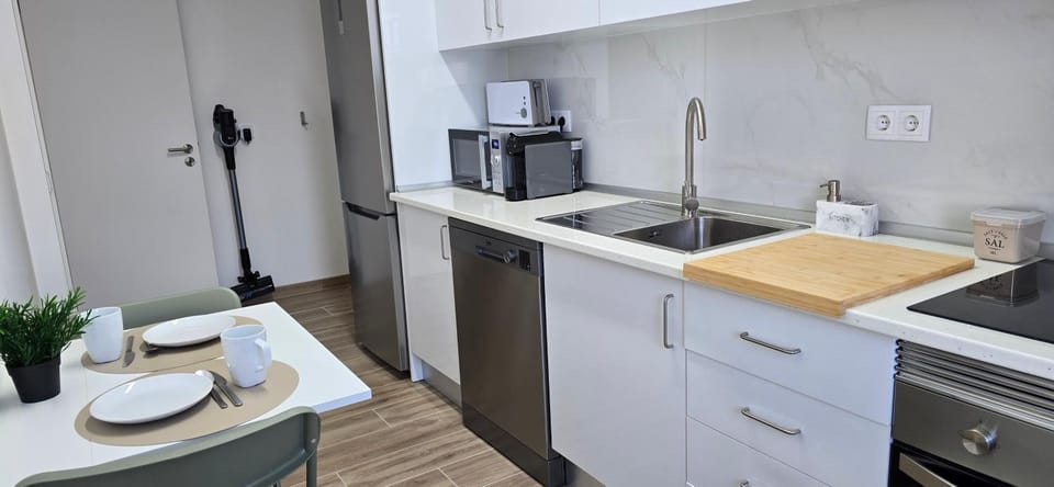 Coffee/tea facilities, Kitchen or kitchenette, dishwasher, oven, stove, toaster