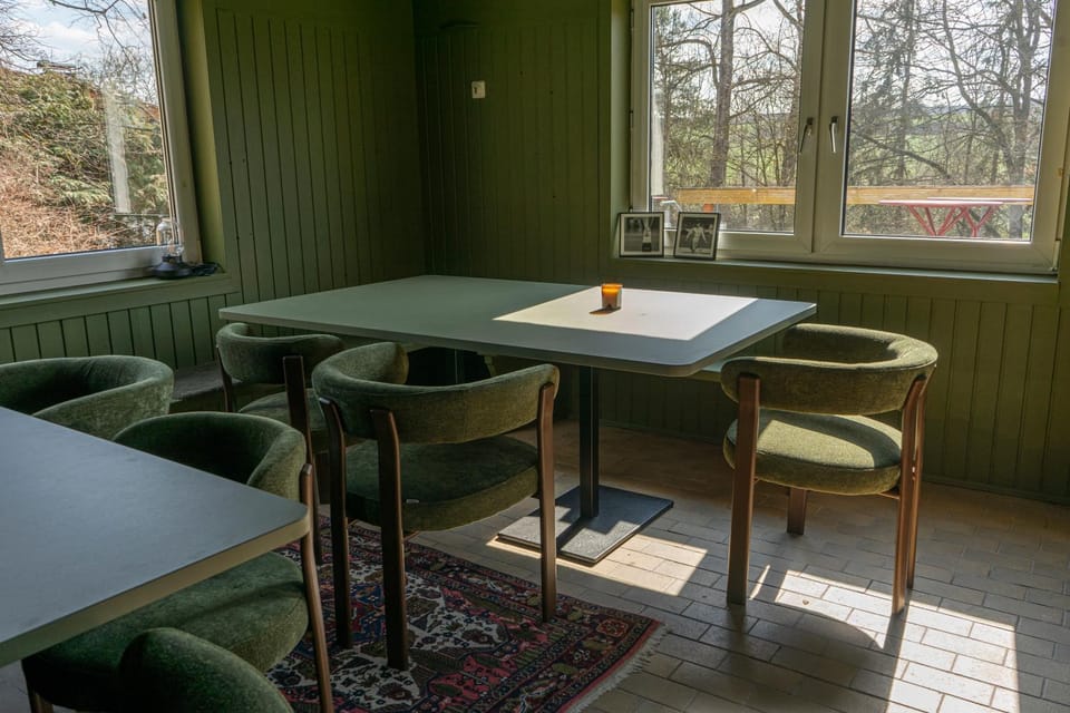 Seating area, Dining area