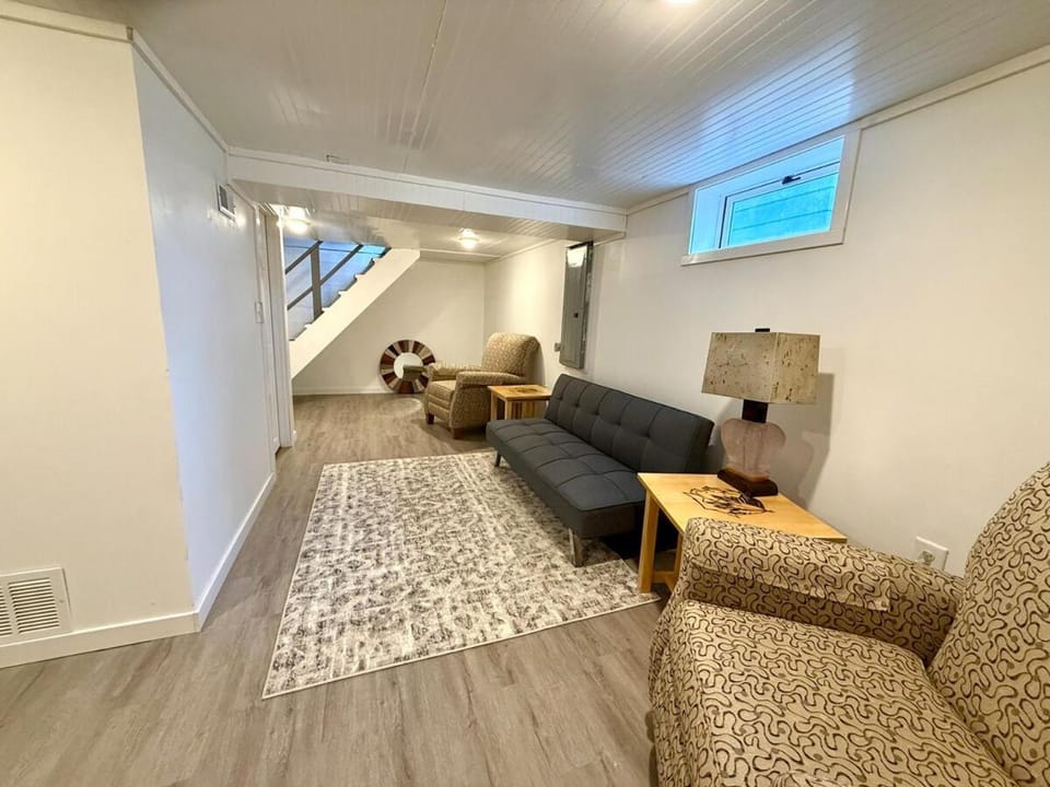 Nellie's Nest - Spacious & Walkable Downtown Home House in Grand Forks