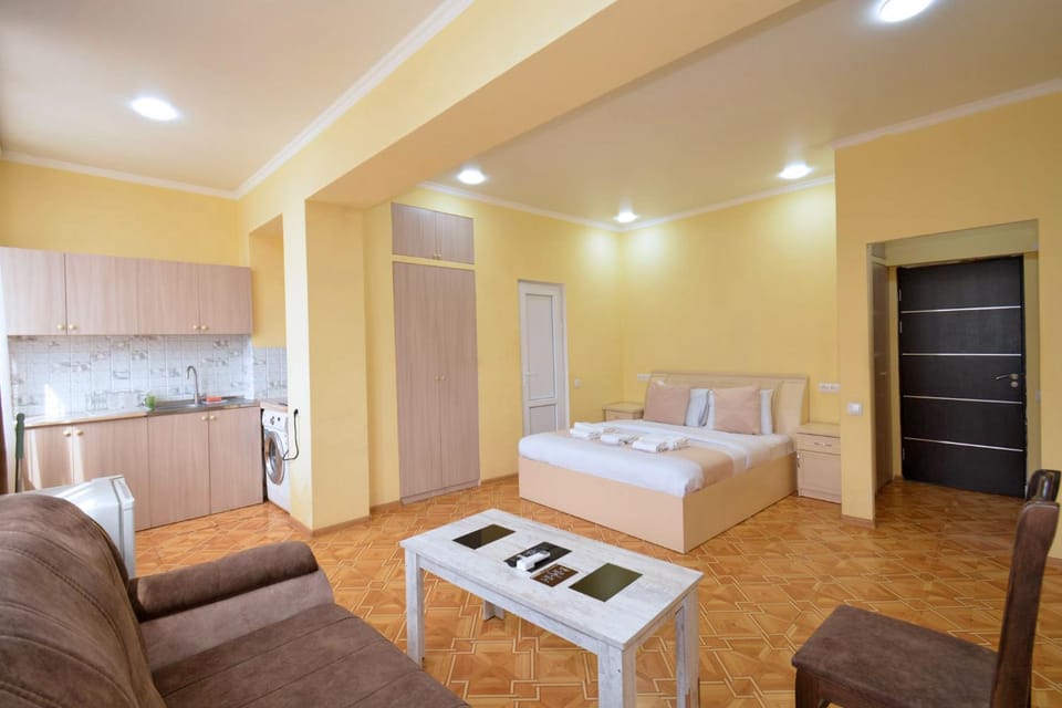 Bed, TV and multimedia, Kitchen or kitchenette, Living room, Photo of the whole room, Seating area, Dining area, Bedroom, towels
