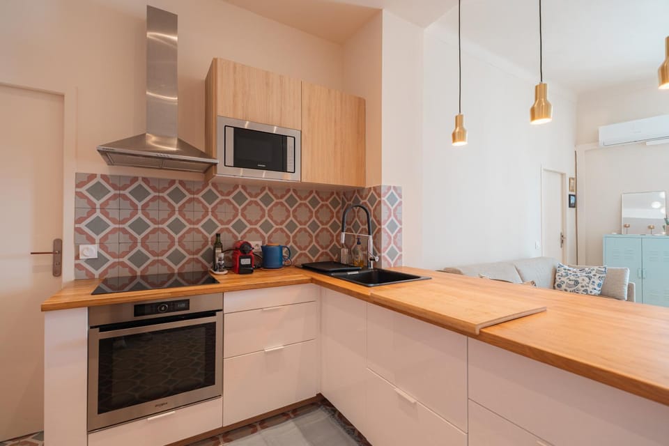 Kitchen or kitchenette, Dining area, oven, stove, toaster