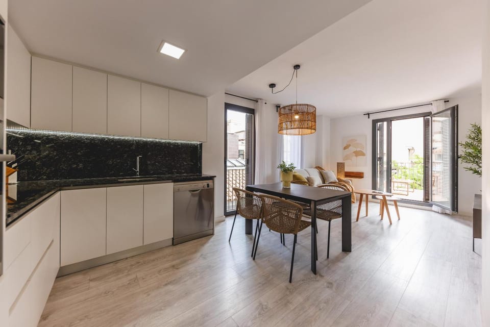 Kitchen or kitchenette, Dining area