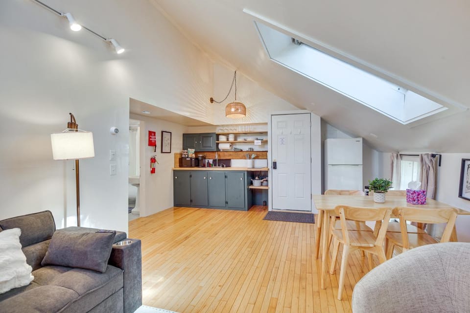 Walkable 3-Unit Retreat on Main Street, Waterbury! Apartment in Waterbury