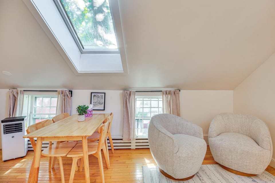 Walkable 3-Unit Retreat on Main Street, Waterbury! Apartment in Waterbury