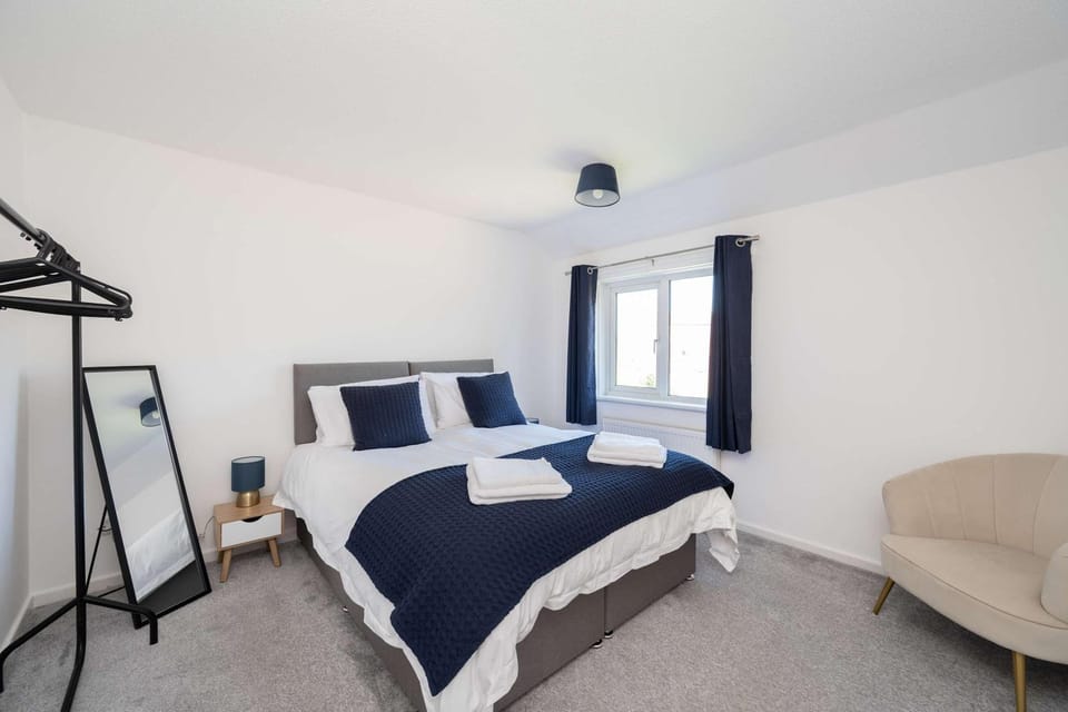 Stylish 3-Bed Home, 10 Min Gatwick, WiFi and Parking House in Crawley