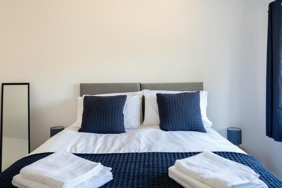 Stylish 3-Bed Home, 10 Min Gatwick, WiFi and Parking House in Crawley