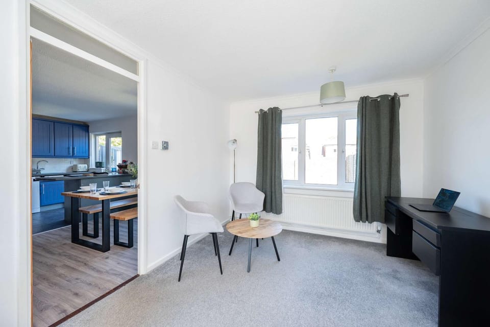 Stylish 3-Bed Home, 10 Min Gatwick, WiFi and Parking House in Crawley