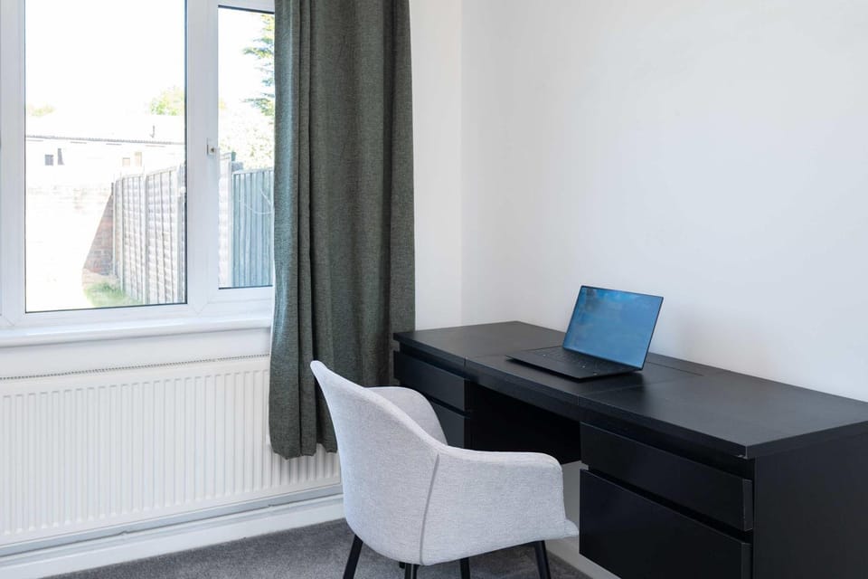 Stylish 3-Bed Home, 10 Min Gatwick, WiFi and Parking House in Crawley