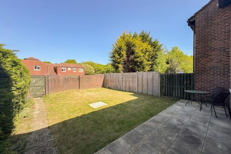 Stylish 3-Bed Home, 10 Min Gatwick, WiFi and Parking House in Crawley